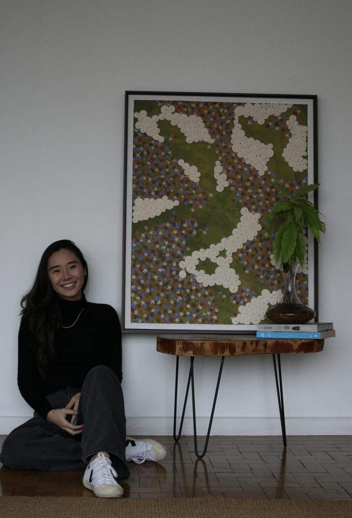 A intersecção entre psicologia e raízes nipo-brasileiras molda a produção visual contemporânea