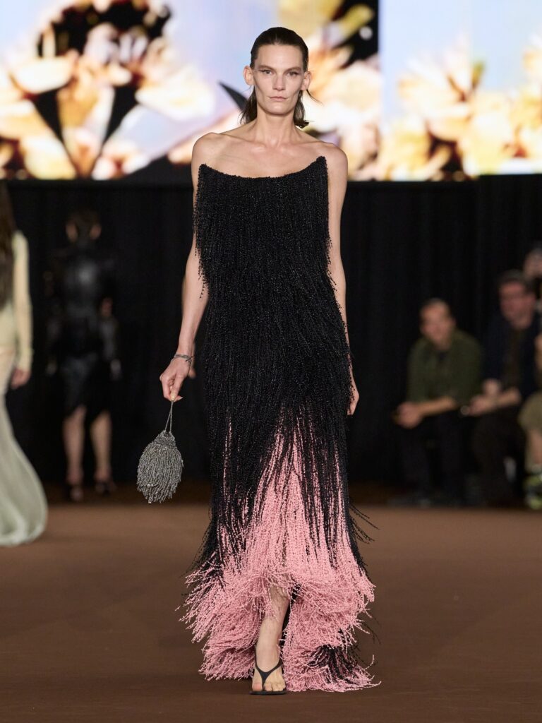 Mugler transforma a natureza em criatura na Paris Fashion Week 