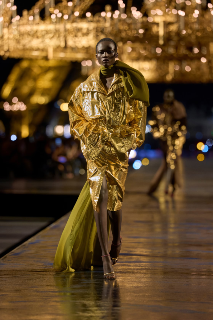 Uma Saint Laurent de ouro: o dourado ilumina a Semana de Moda de Paris 