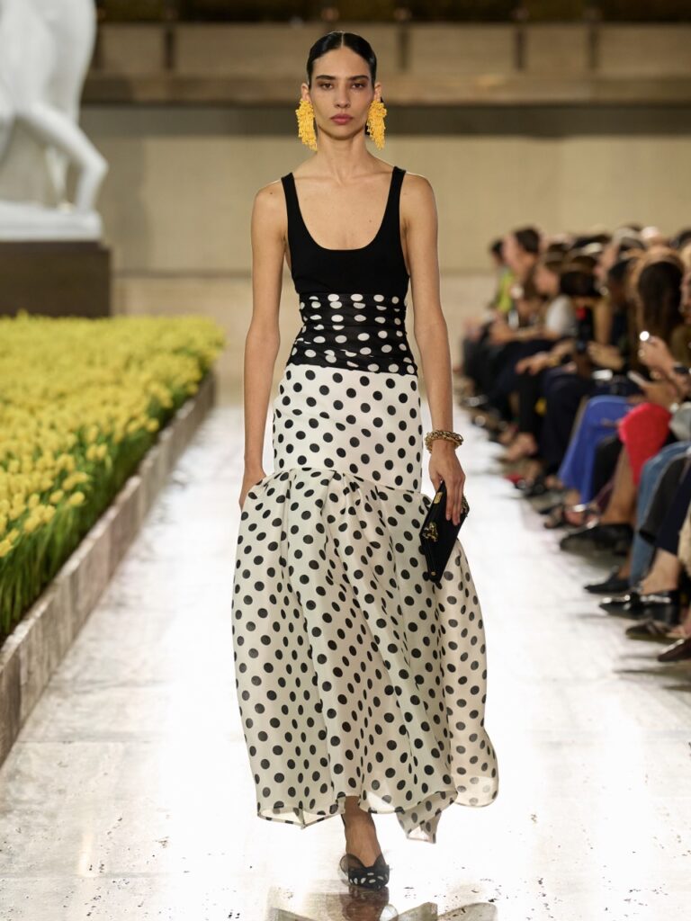 NYFW: Carolina Herrera traduz 45 anos de legado em elementos assinatura